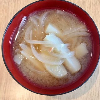 じゃがいもと玉ねぎの味噌汁